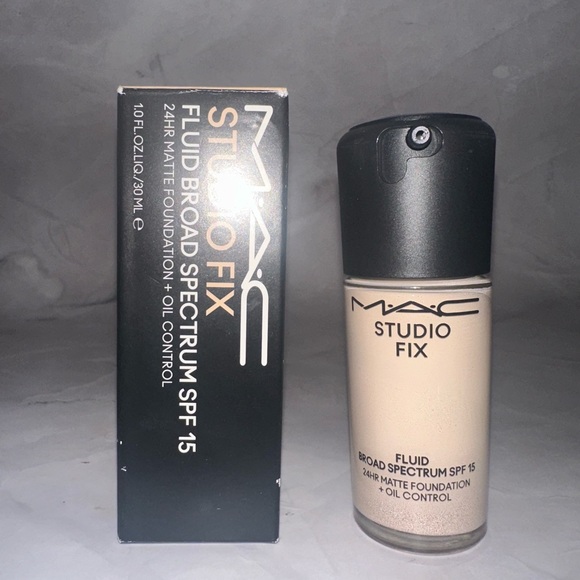 MAC Studio Fix Foundation SPF15 in NW5 - Picture 1 of 2